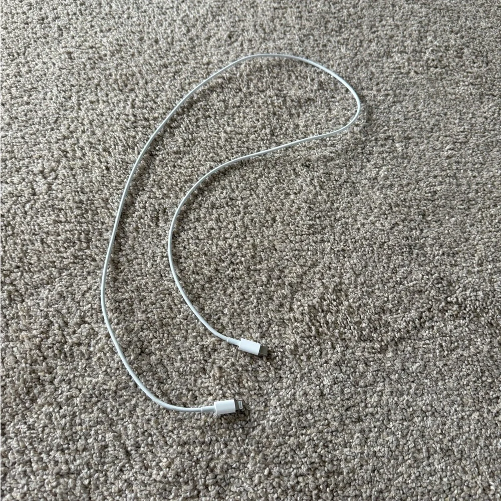 Apple - USB-C to Lightening Charging Cable - Picture 4 of 5